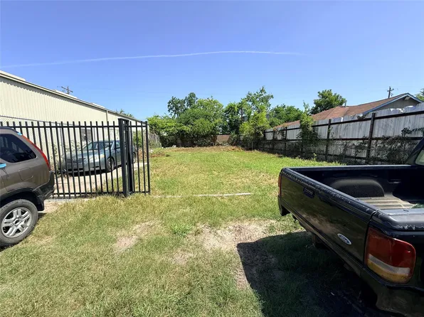 8930 Bellflower St, Houston, TX 77063