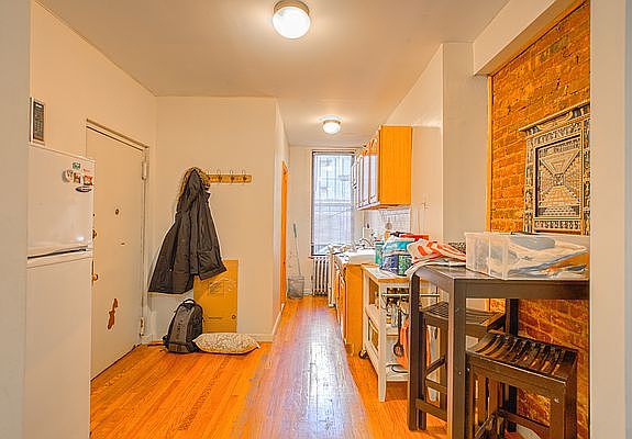 2nd image of 423 E 9th St #2