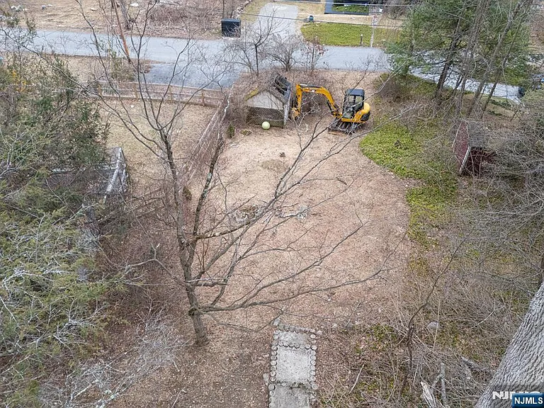 240 Acabonack Rd — Photo 14
