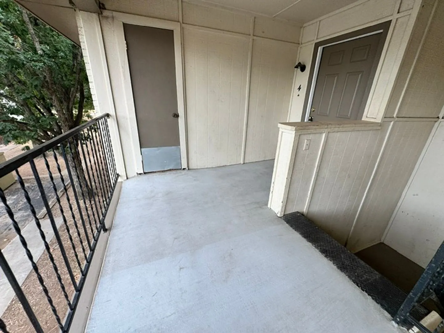 3 bed upstairs condo in Norman, community pool and plenty of parking! — Photo 2