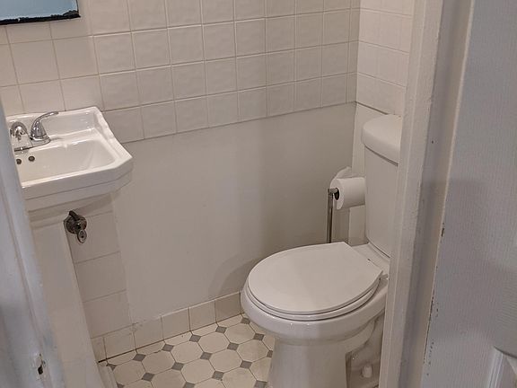 3rd image of 2526 Tiemann Ave #1