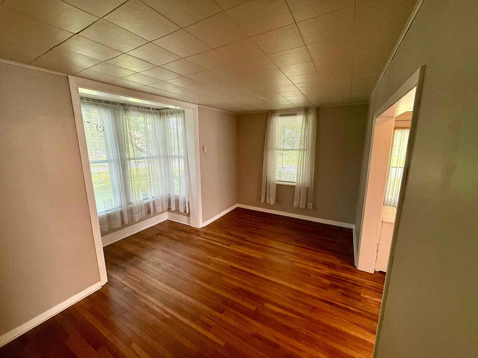Bright & cozy 1 bedroom, 1 bathroom with large front porch — Photo 3