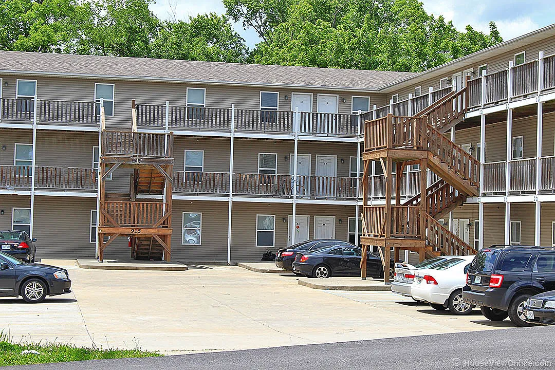 N Frederick 915 — Photo 1