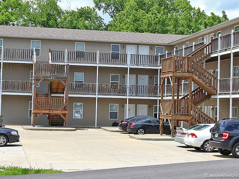 915 N Frederick St — Photo 1