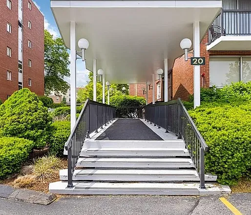 20 Hammond Pond Pkwy #305 — Photo 4