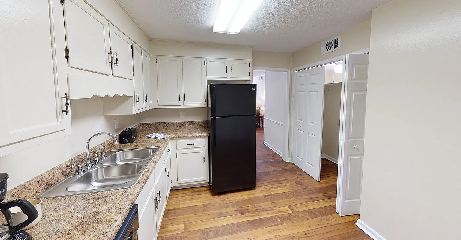 Crestmont Manor — Photo 1