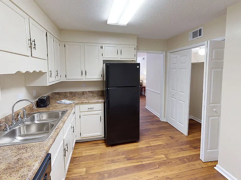 Crestmont Manor — Photo 1
