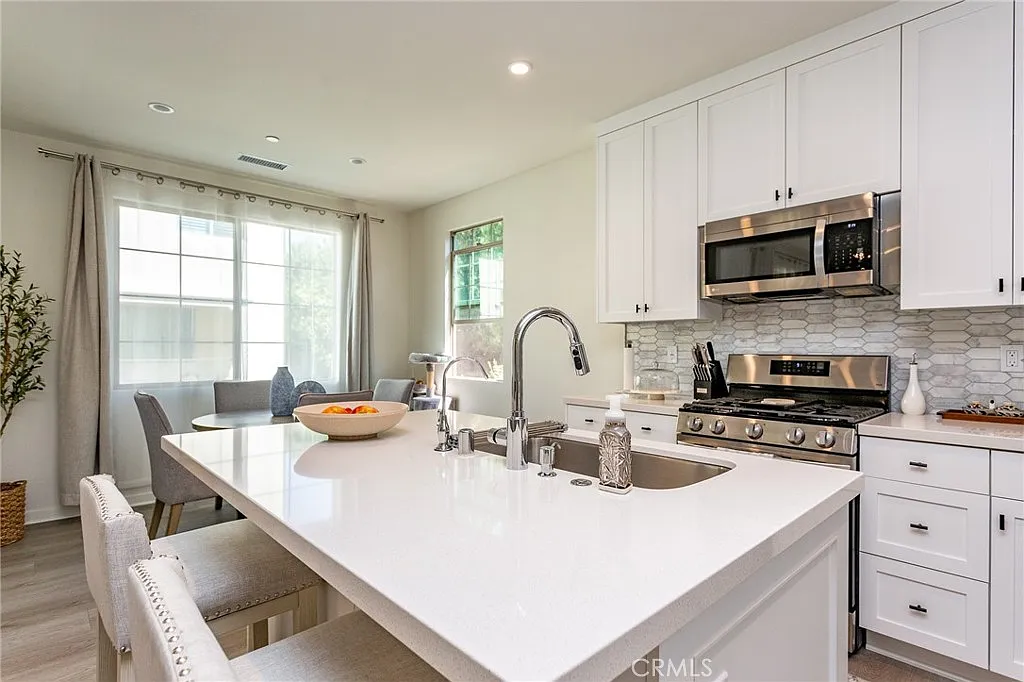 3 bed, 1599 sqft, $4,650 — Photo 1