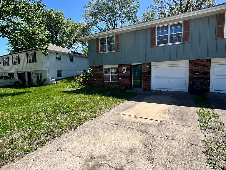 1008 SW Sunset St — Photo 1