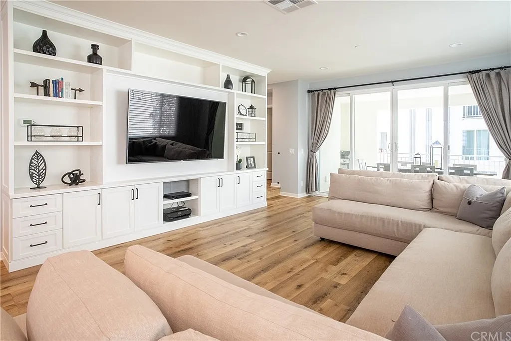 4 bed, 3.5 bath, 2302 sqft, $5,500 — Photo 4