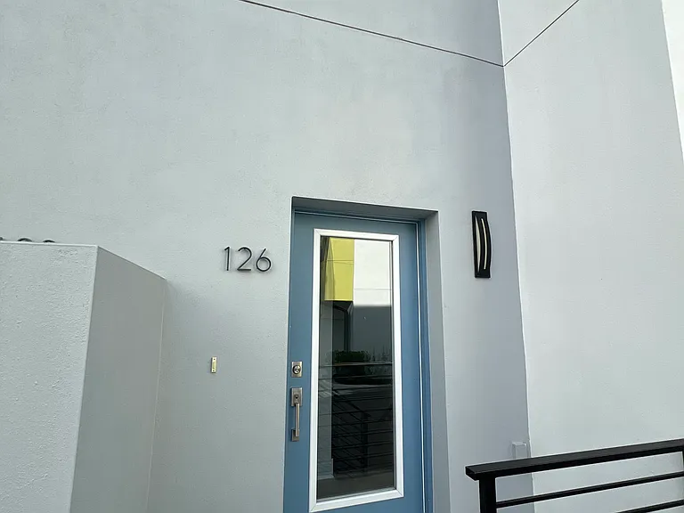 126 9th St N — Photo 2