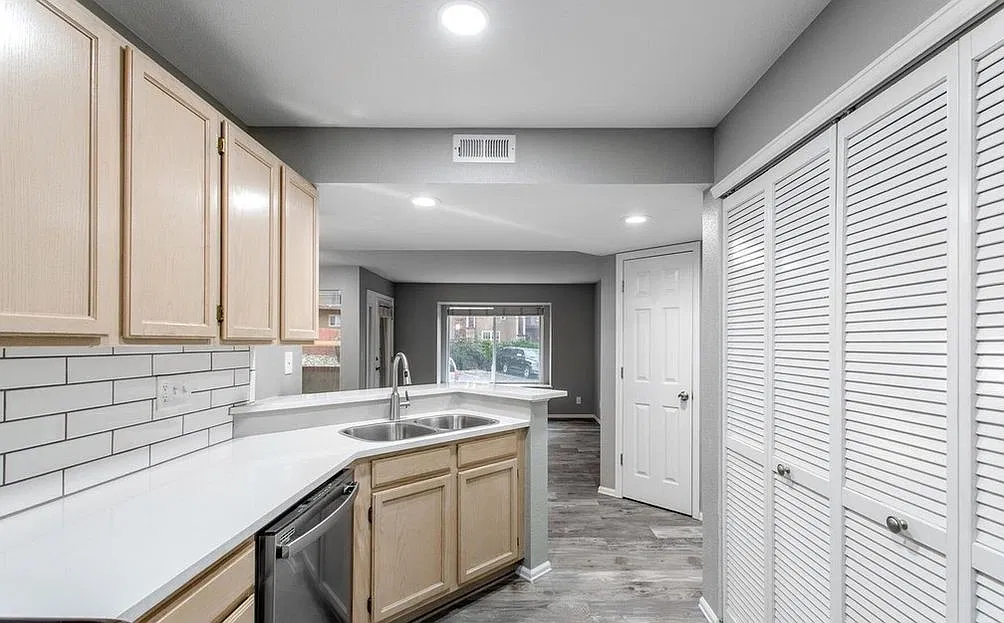 2 bed, 893 sqft, $1,950 — Photo 4