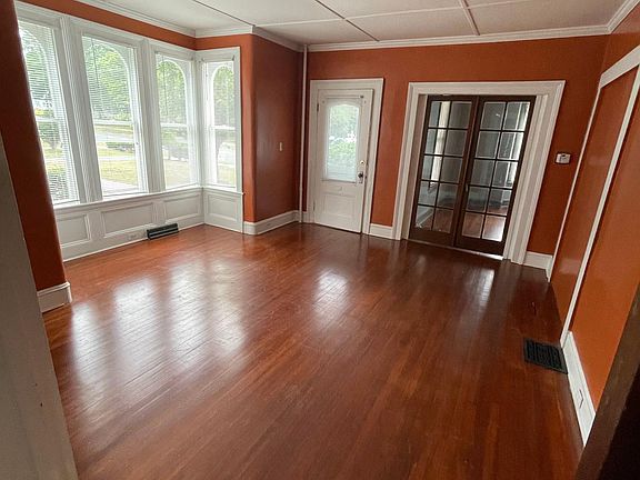 Spacious living room