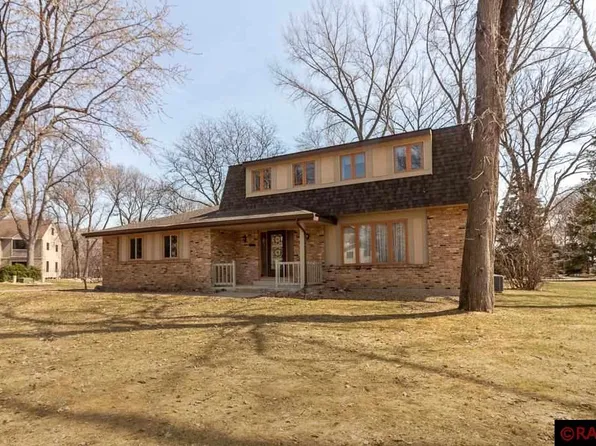 1016 Oak Terrace Dr, North Mankato, MN 56003