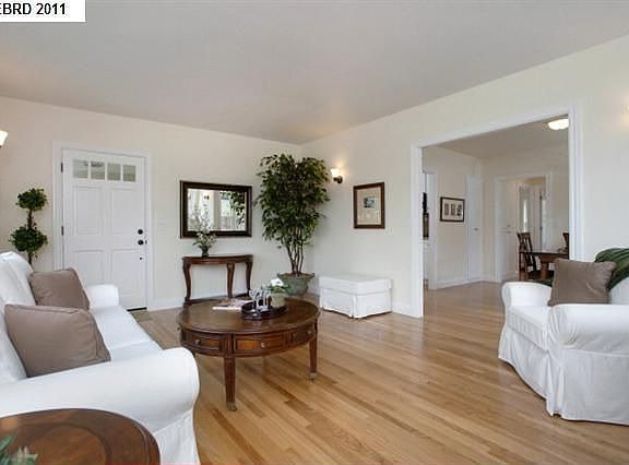 3rd image of 444 McLaughlin St