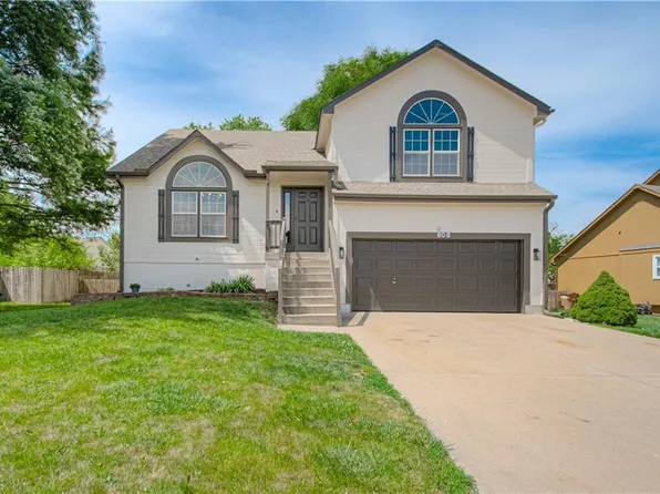 808 Silver Lake Cir, Raymore, MO 64083
