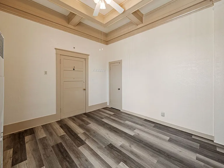 207 Chester Ave — Photo 9