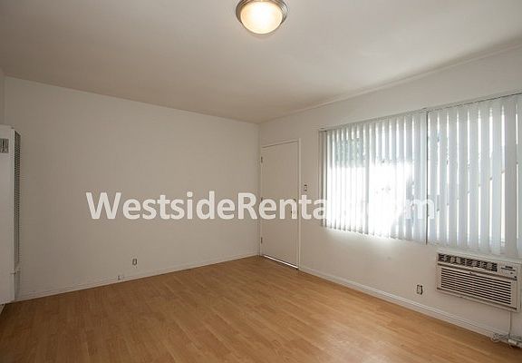 4th image of 1129 E Acacia Ave APT B