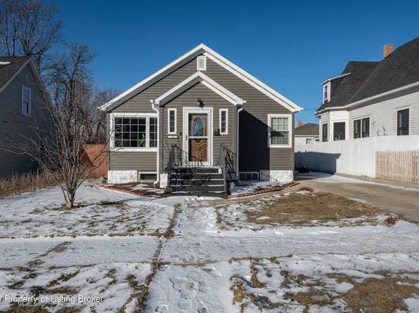 35 6th Ave W, Dickinson, ND 58601