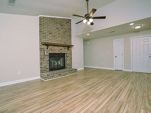 4th image of 120 Woodhaven Ct