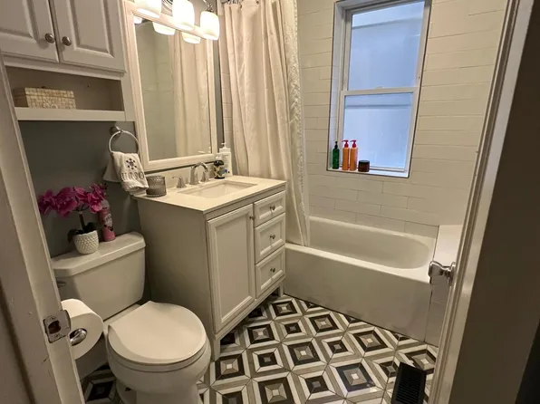 4951 W Sunnyside Ave #1, Chicago, IL 60630