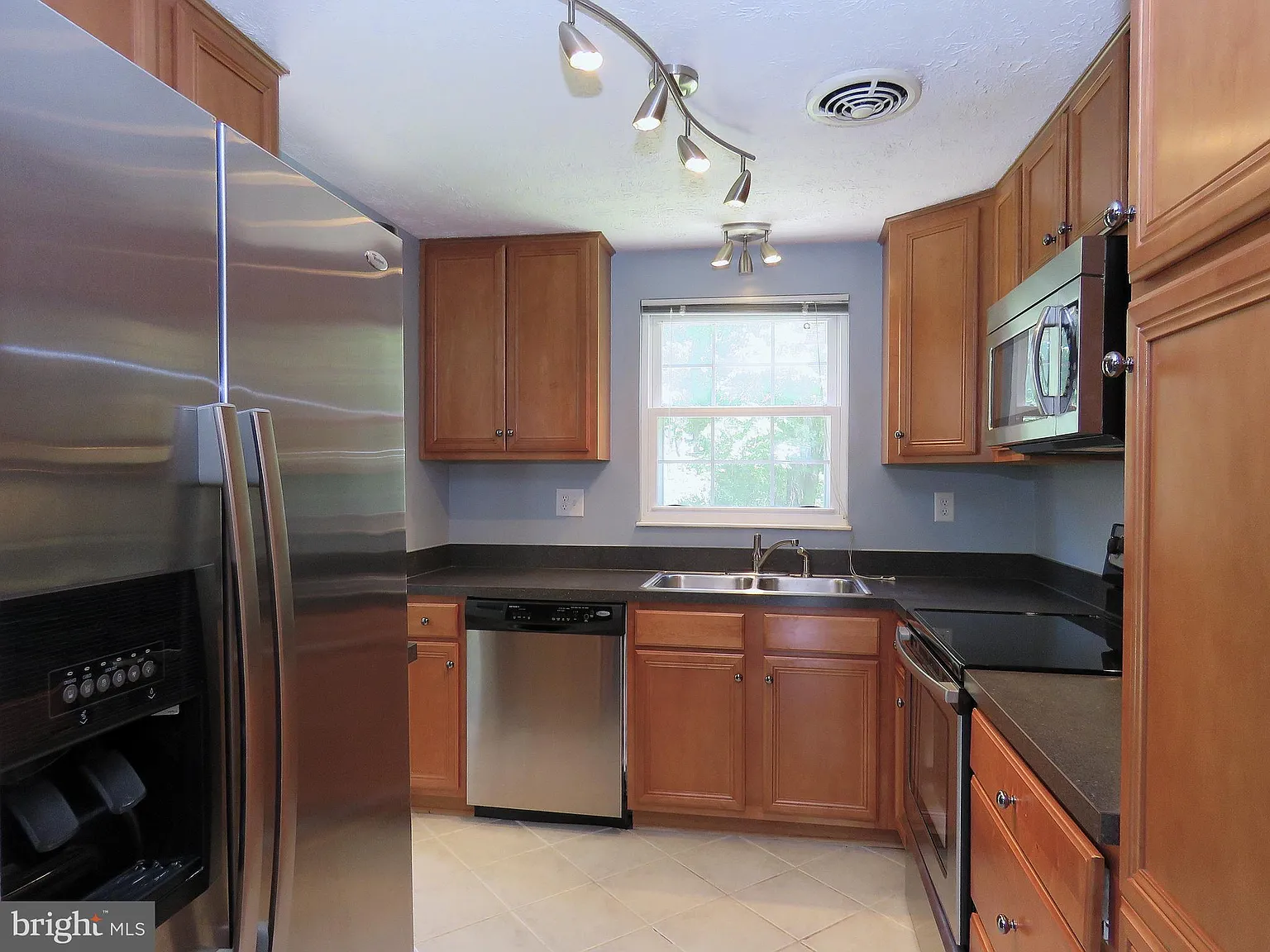 3 bed, 2.0 bath, 1040 sqft, $3,100 — Photo 3