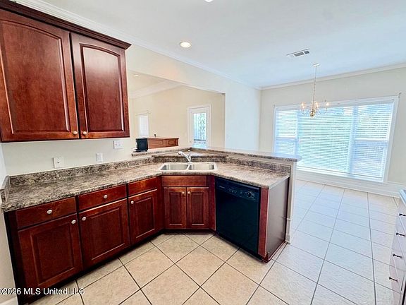 5th image of 151 Saint James Pl