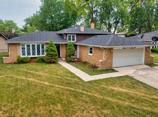 18W281 Claremont Dr, Darien, IL