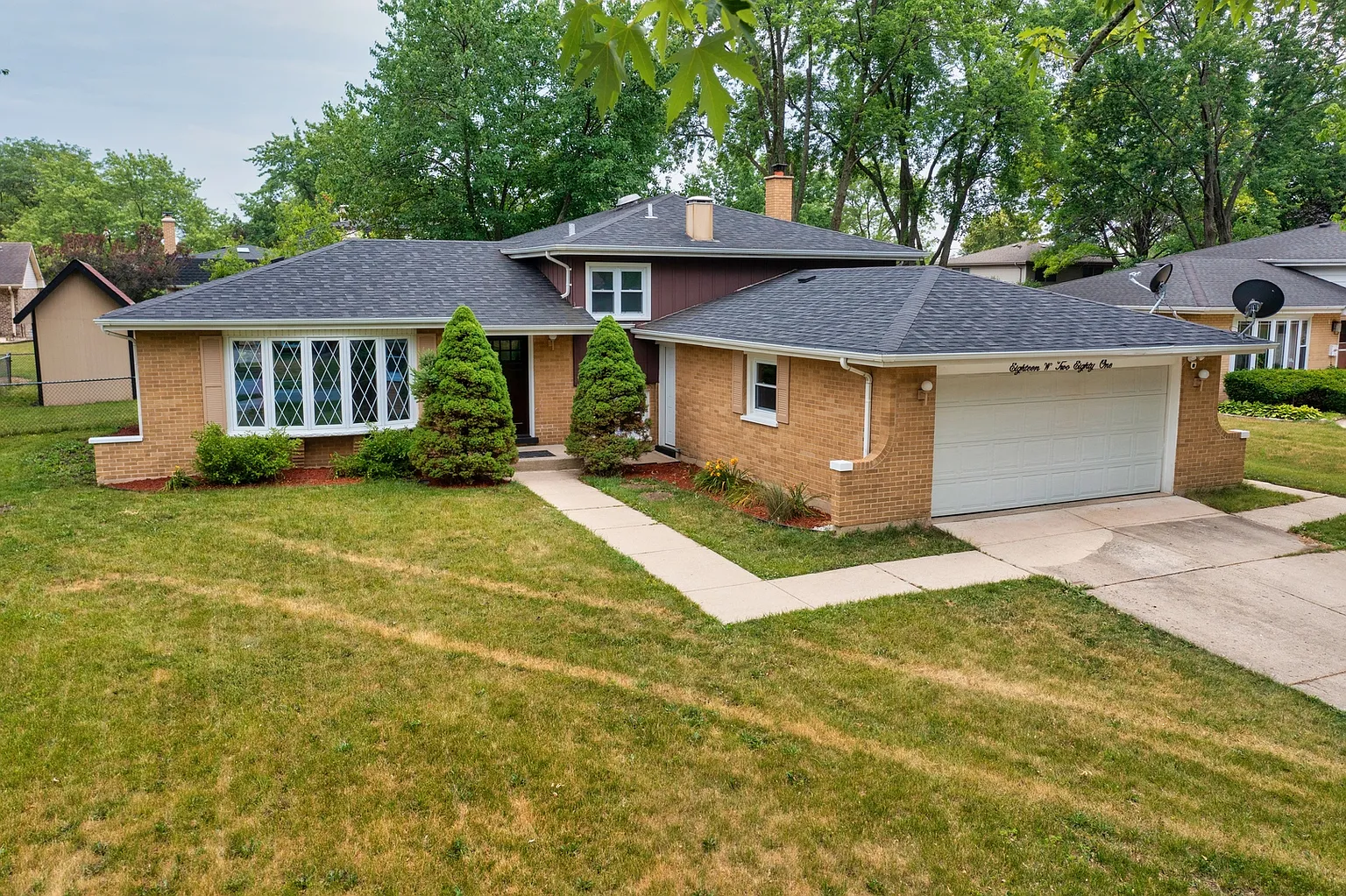 18W281 Claremont Dr photo 1