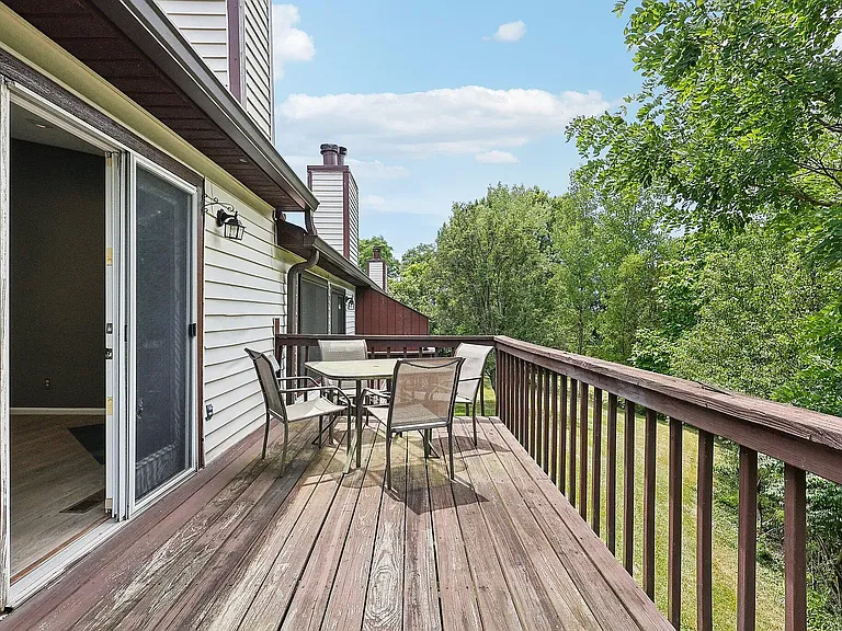370 Bellpointe Cmns — Photo 14