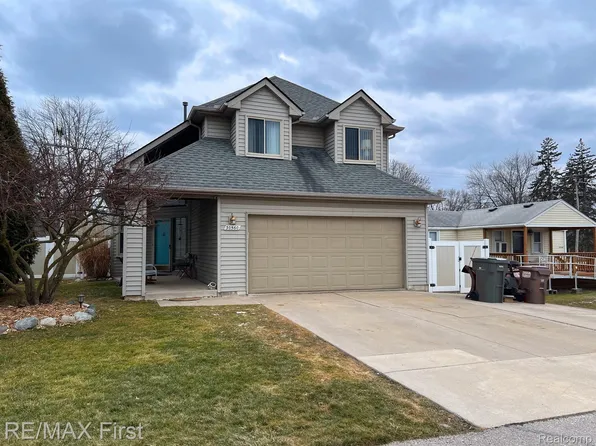 30560 S River Rd, Harrison Township, MI 48045