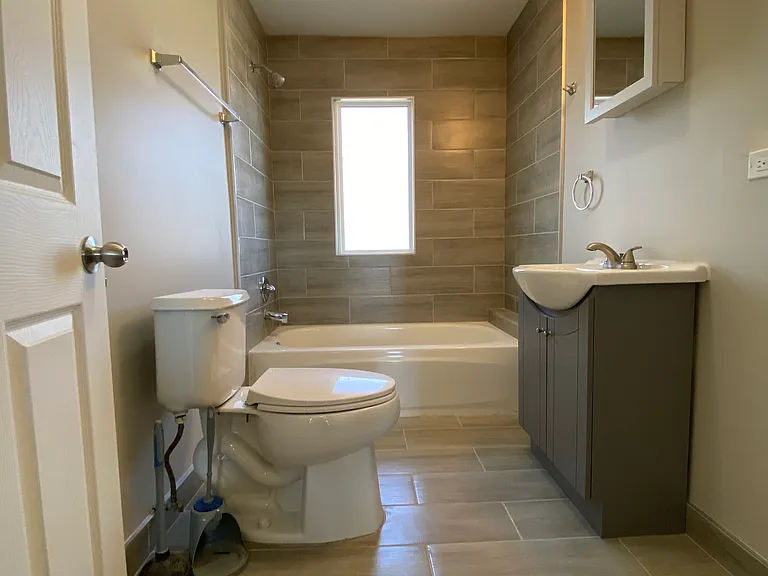 1542 Victoria Ave #5 — Photo 7