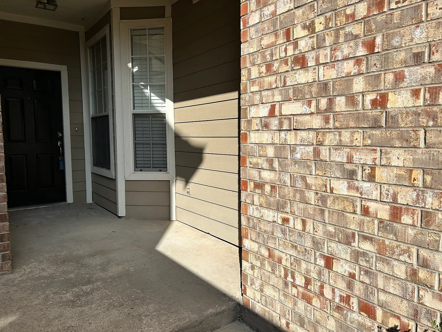 3 bed, 2.5 bath, 1585 sqft, $2,400 — Photo 2