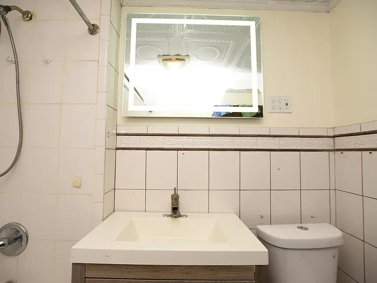 176 Adelaide St #1 — Photo 17