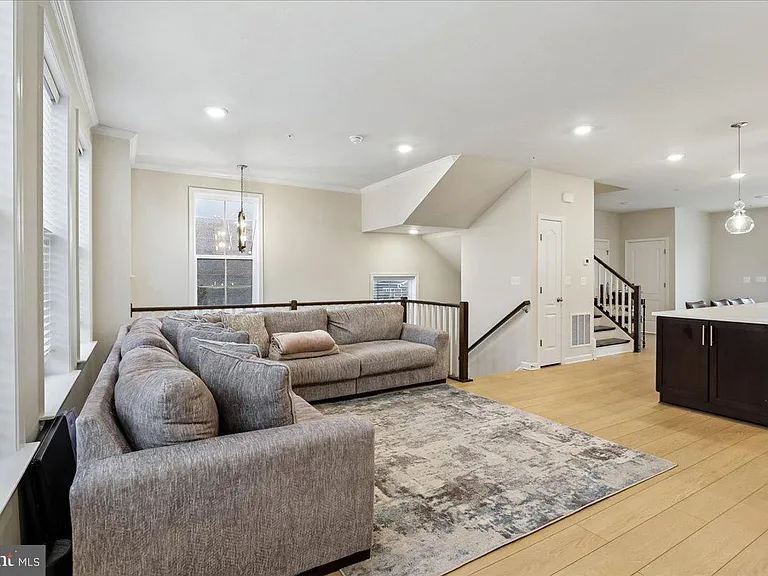 10800 Blanton Way — Photo 9