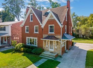 1689 Broadstone Rd, Grosse Pointe Woods, MI 48236