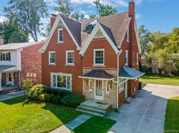 1689 Broadstone Rd, Grosse Pointe Woods, MI 48236