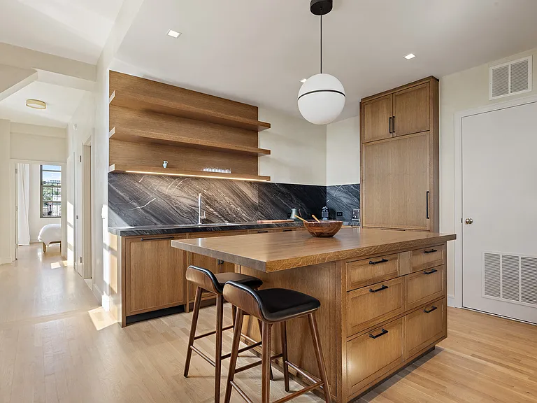 135 W 3rd St #5 — Photo 7