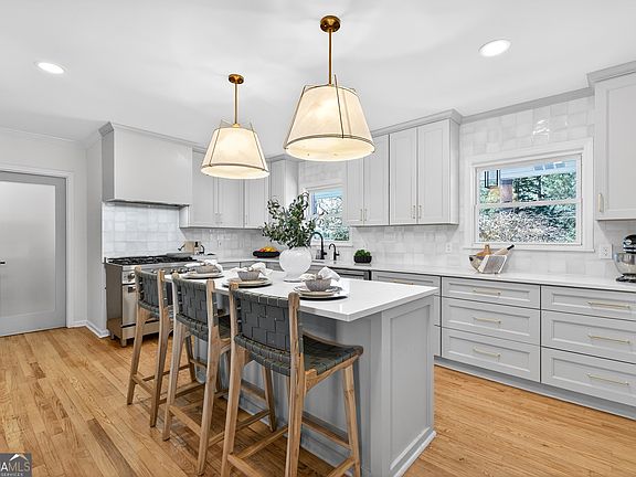 2nd image of 3811 N Stratford Rd NE