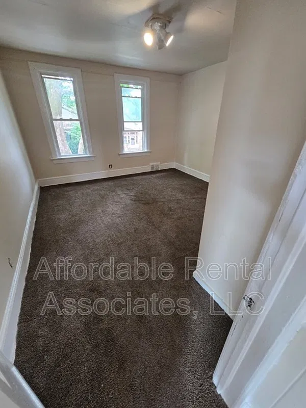 3 bed, 1.0 bath, $1,189 — Photo 4