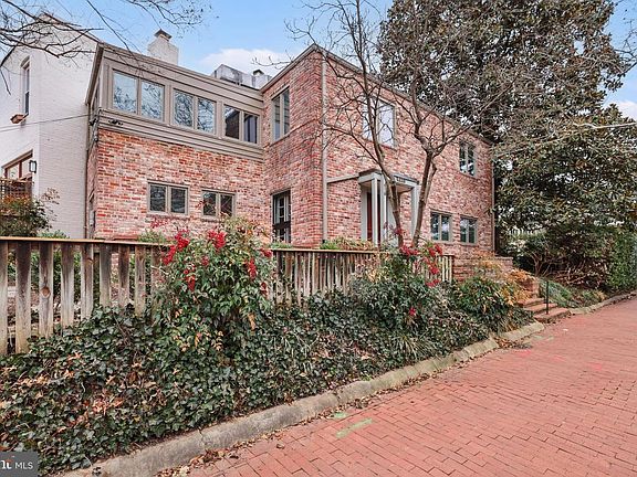 2nd image of 416 6th St SE