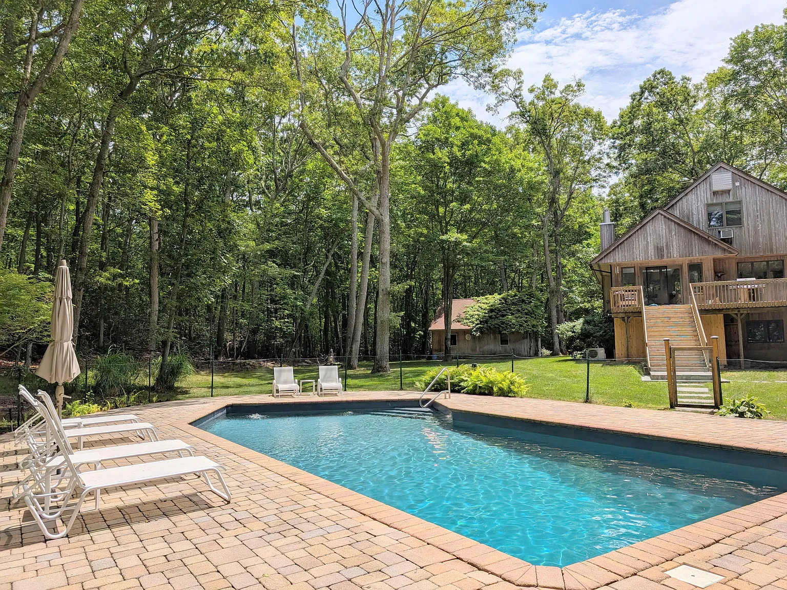 Southampton Stunner: Serene Property, pool & walk to beach — Photo 3