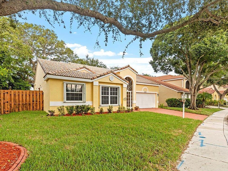 1st image of 1033 W Siena Oaks Cir Circle W