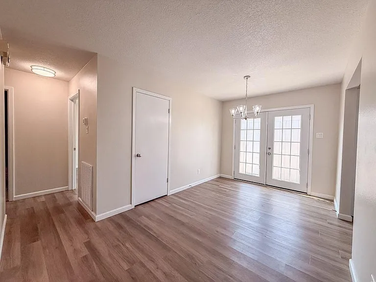 702 S Chappell Hill St — Photo 10