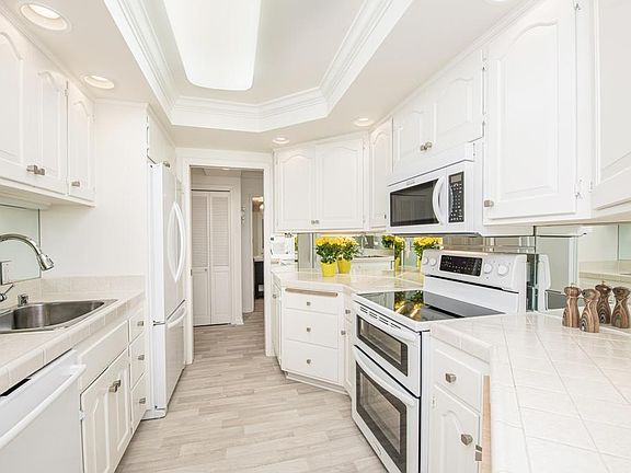 4th image of 929 N Astor St #2202-2204