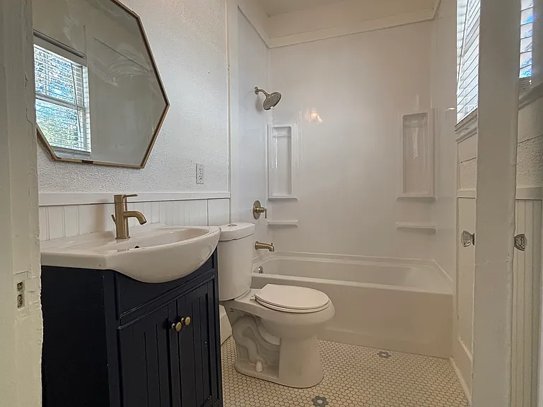 2052 Dauphin St #B — Photo 13