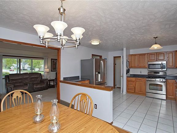 4th image of 566 Fairway Blvd