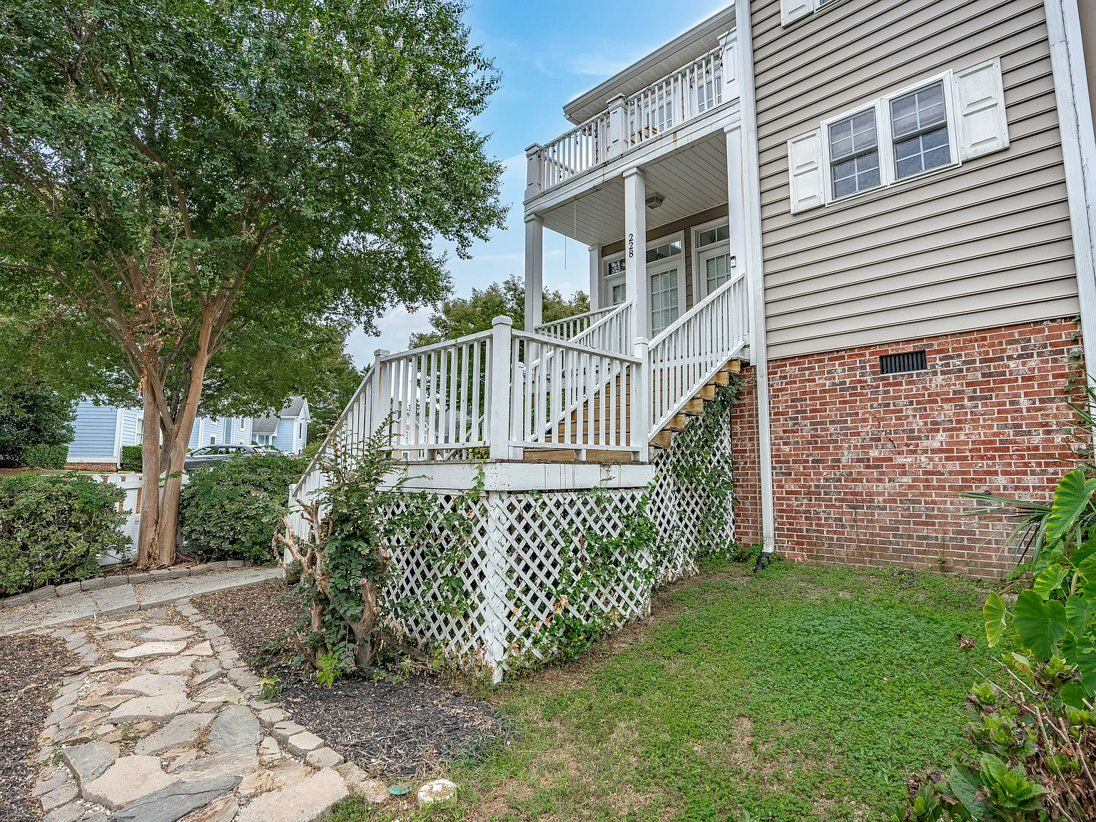 3 bed, 1426 sqft, $2,400 — Photo 3