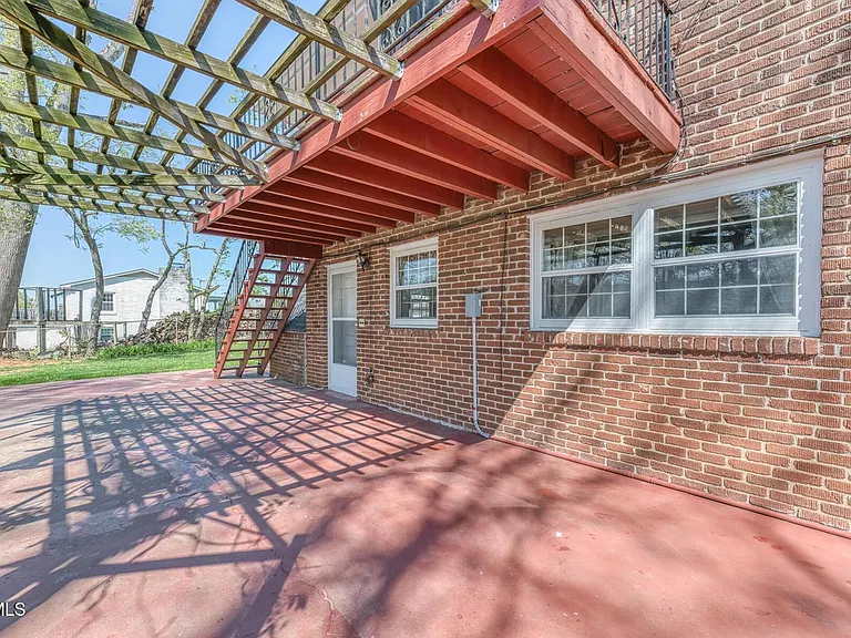 908 Meadow Ln — Photo 38