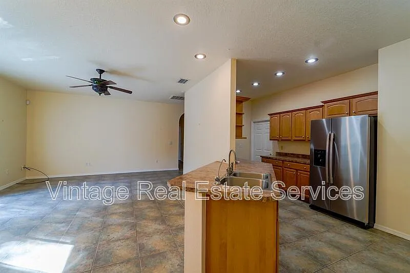 3 bed, 2.5 bath, 2011 sqft, $2,400 — Photo 4